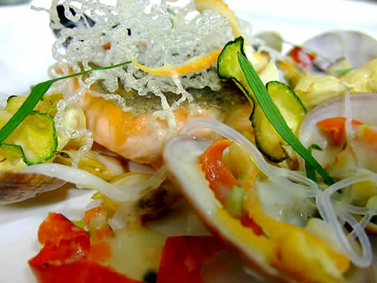 Salmone lesso con cozze e vongole in salsa di vino bianco