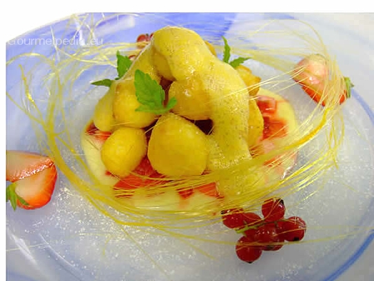 Bignè alla siringa su zabaione di vino bianco e marsala con fragole
