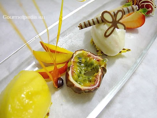 Sorbetti alla frutta guarniti con frutta fresca