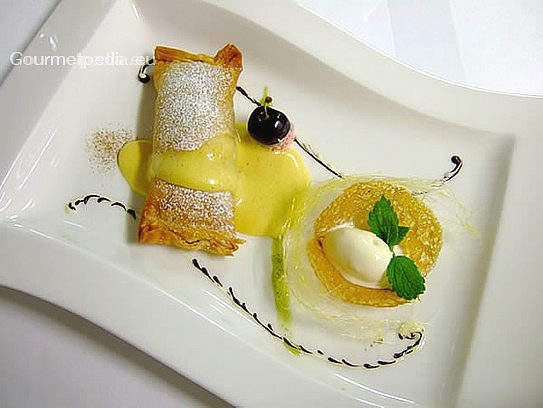 Strudel di ciliege con zabaione alla cannella e gelato di vaniglia