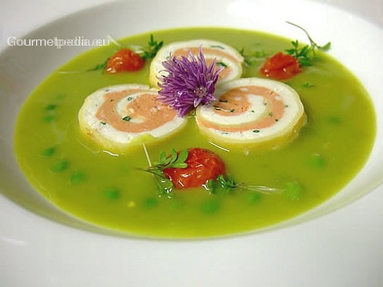 Cream of green peas with fresh cheese roll in crêpes