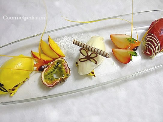 Sorbetti alla frutta guarniti con frutta fresca