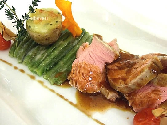 Rosa gebratener Kalbsrücken mit aromatischer Kräutersauce auf Bohnenbeet und gratinierter Kartoffel