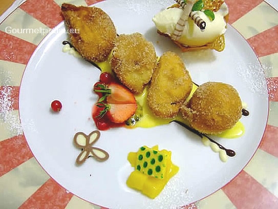 Fried fruits on vanilla cream