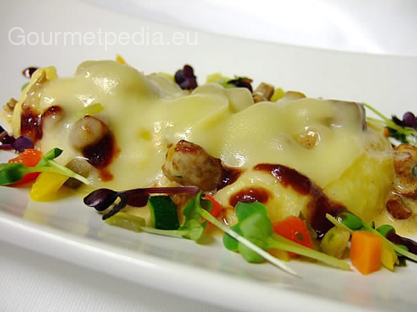 Polenta mit Pfifferlingssauce und Käse überbacken - Rezepte - Gourmetpedia