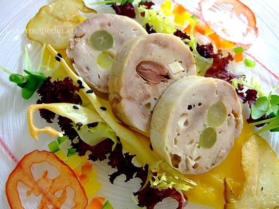 Galantine von der Wachtel mit Trauben und Steinpilzen auf Kürbispüree ...