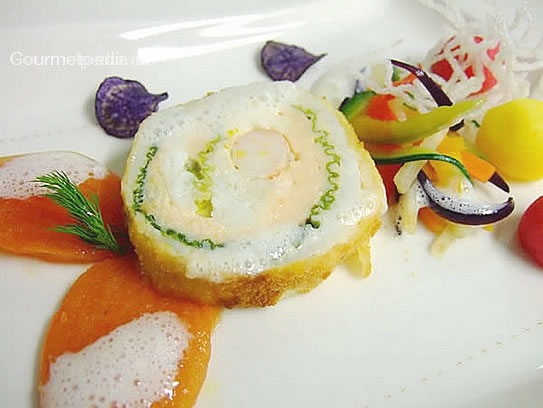 Rollito de lenguado con langostinos y col rizada sobre verduras