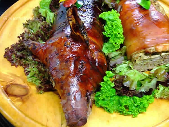 Cochinillo relleno y asada al horno