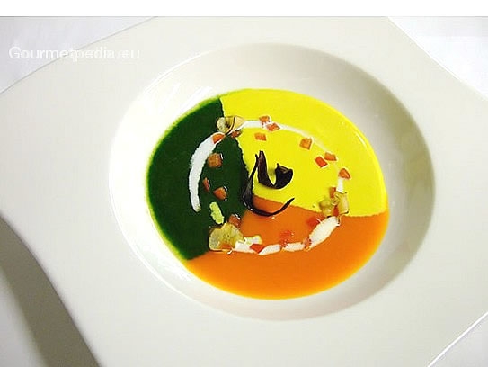 Crema de arlequín de espinacas, pimientos y cúrcuma
