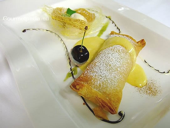 Strudel di ciliege con zabaione alla cannella e gelato di vaniglia