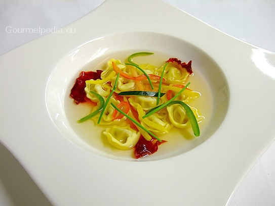 Consommé di pollame con tortellini