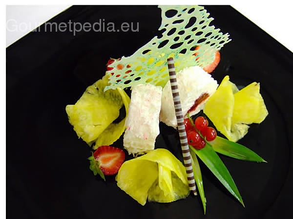 Halbgefrorenes vom Kokos mit Erdbeerfüllung auf Ananas Carpaccio ...