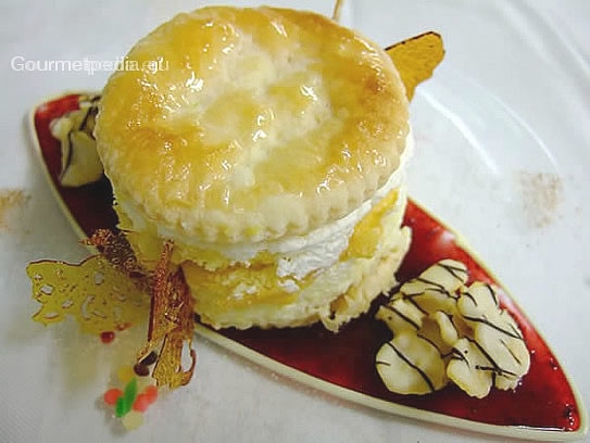 Caramelized millefeuille with vanilla mousse on raspberry sauce