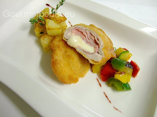 Kalbsschnitzel Cordon bleu mit Kartoffeln und Gemüse - Rezepte ...