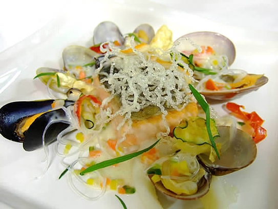 Salmone lesso con cozze e vongole in salsa di vino bianco