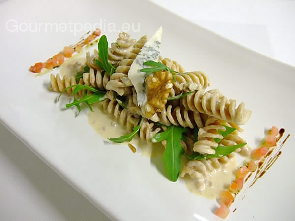 Pasta integral con nueces y hierbas, RECETAS