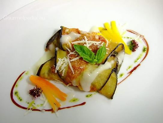 Aubergine rolls with mozzarella and tomato sauce