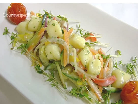 Gnocchi de pommes de terre aux légumes à la sauce au persil