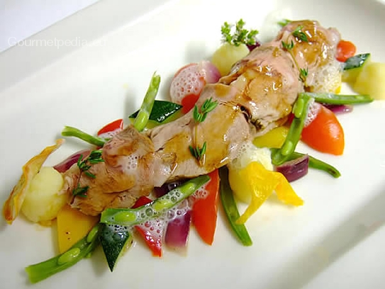 Tranches de veau rôtie rose avec légumes sautées à la sauce au thym
