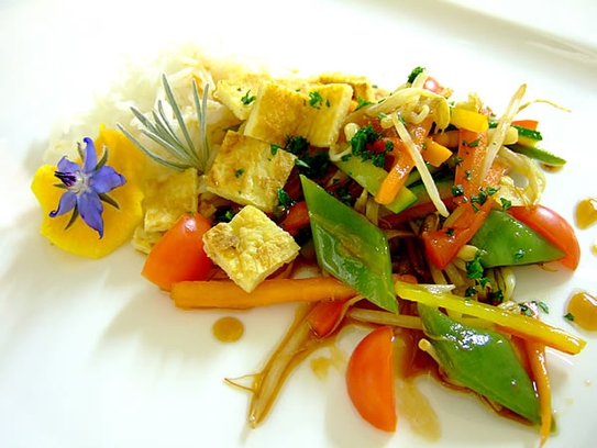 Asiatisches Wokgemüse mit aromatischen Duftreis und gebratenen Omelette ...