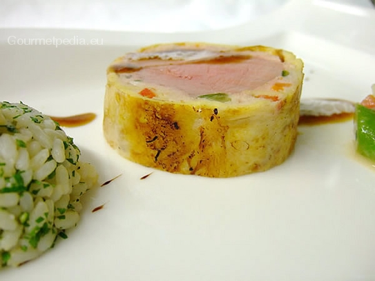 Filete de ternera en crêpes con verduras y arroz a las hierbas con espárragos