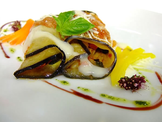 Aubergine rolls with mozzarella and tomato sauce