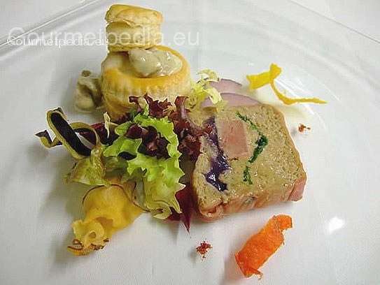 Terrine vom Wildpâté mit Rotweingelee, Birnenfächer und ...