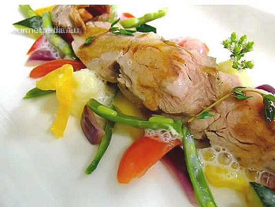 Tranches de veau rôtie rose avec légumes sautées à la sauce au thym