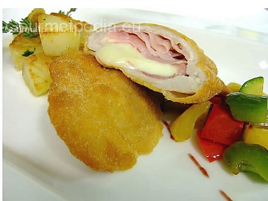 Kalbsschnitzel Cordon bleu mit Kartoffeln und Gemüse - Rezepte ...