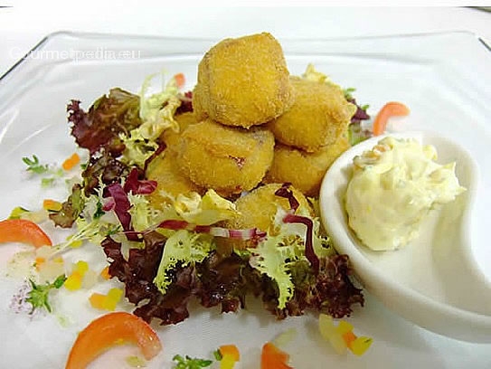 Calf's head praline in herbs with a warm rémoulade sauce