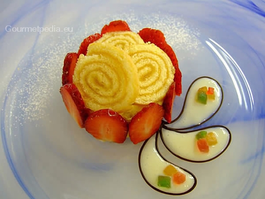 Erdbeercharlotte auf weißer Schokoladensauce - Rezepte - Gourmetpedia