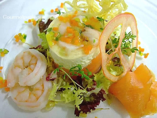 Mousse de salmón ahumado con langostinos en nido de ensalada