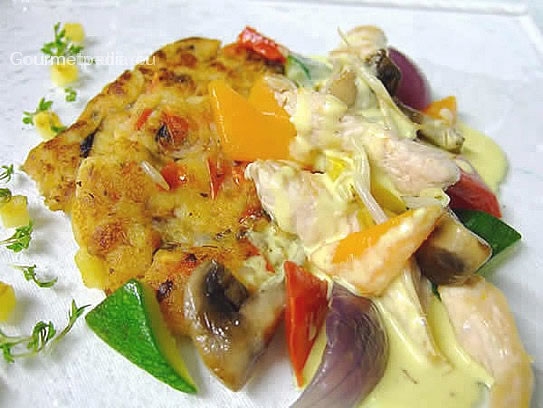 Stroganov di pollo e verdure su frittella di patate
