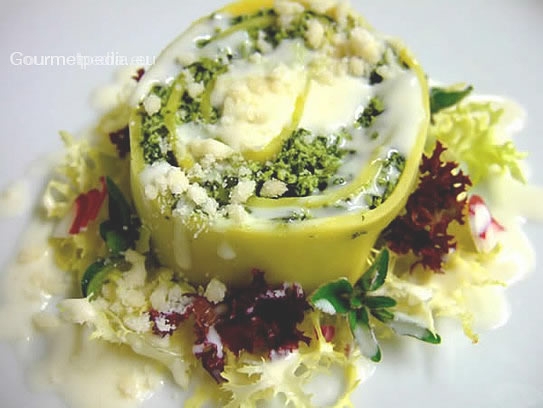 Spinach roll on gorgonzola sauce