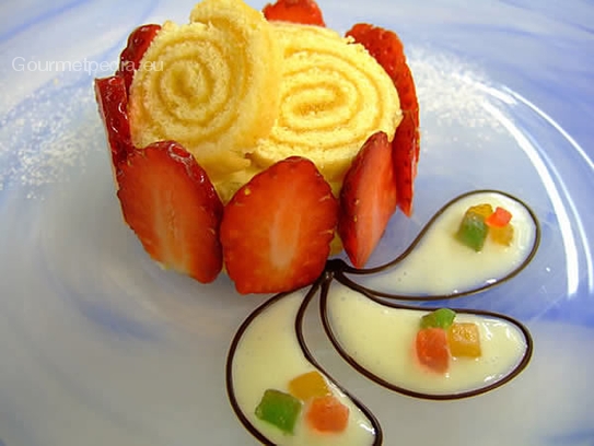 Charlotte di fragole su salsa al cioccolato bianco