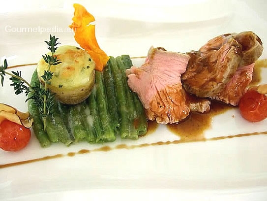 Rosa gebratener Kalbsrücken mit aromatischer Kräutersauce auf Bohnenbeet und gratinierter Kartoffel