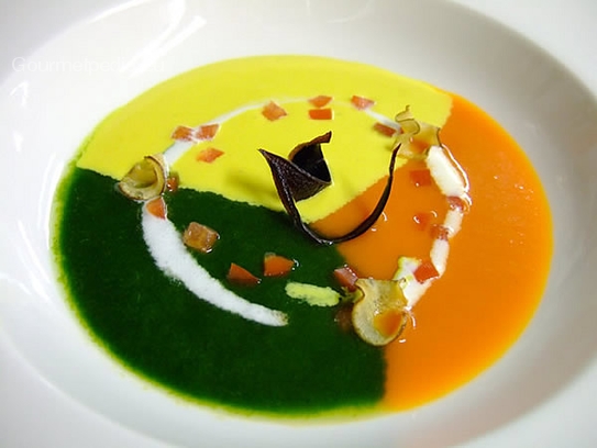 Crema de arlequín de espinacas, pimientos y cúrcuma