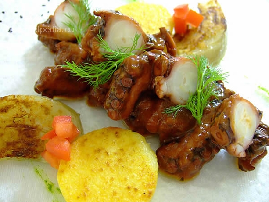 Octopus stewed in tomato sauce on polenta and fennel