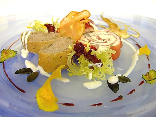 Involtini di bresaola al formaggio di capra su insalatina con pane alle noci