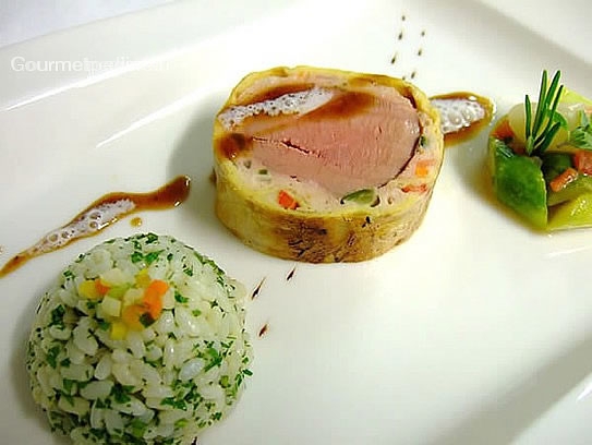 Filete de ternera en crêpes con verduras y arroz a las hierbas con espárragos
