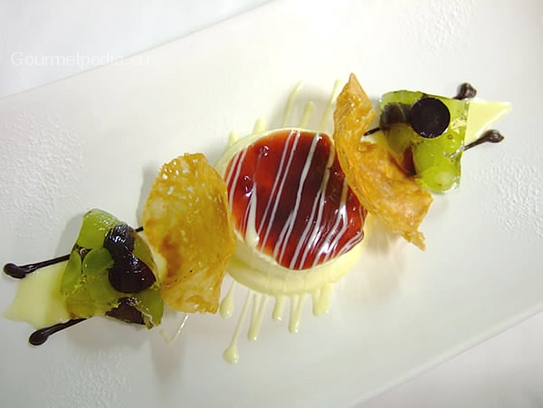 Semifreddo al miele con salsa al vino rosso e con uva in gelatina di prosecco