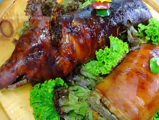 Cochinillo relleno y asada al horno