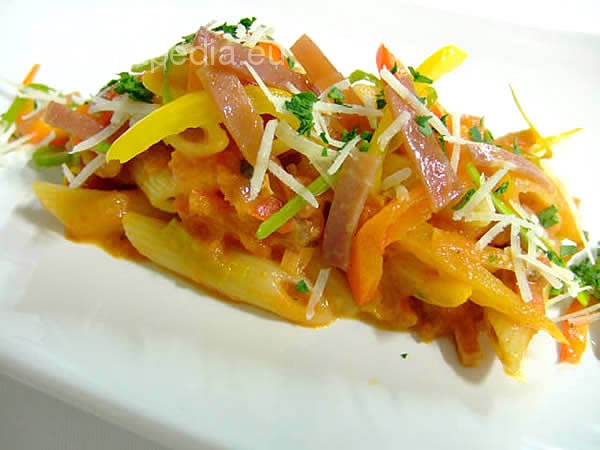 Penne Nudeln in Paprikasauce mit Schinken und Vodka - Rezepte ...