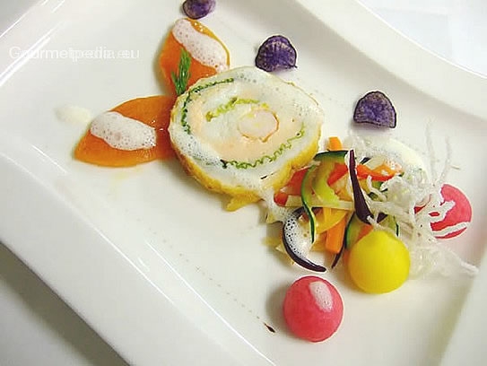 Rollito de lenguado con langostinos y col rizada sobre verduras