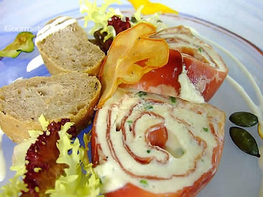 Involtini di bresaola al formaggio di capra su insalatina con pane alle noci