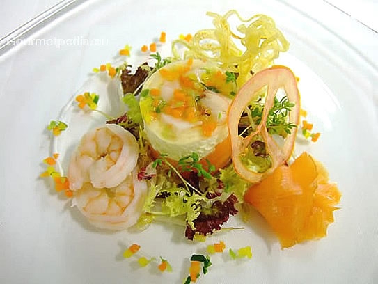 Mousse de salmón ahumado con langostinos en nido de ensalada